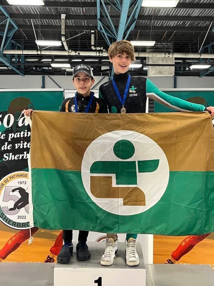 Zac médaillé avec le drapeau de l'Estrie