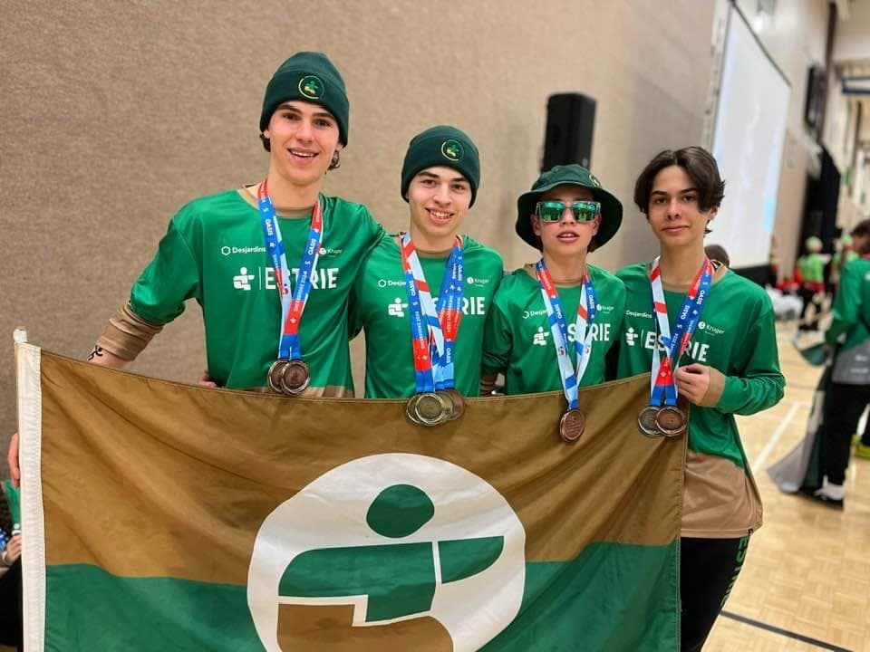 Zac et ses coéquipiers du relais avec leurs médailles et le drapeau de l'Estrie