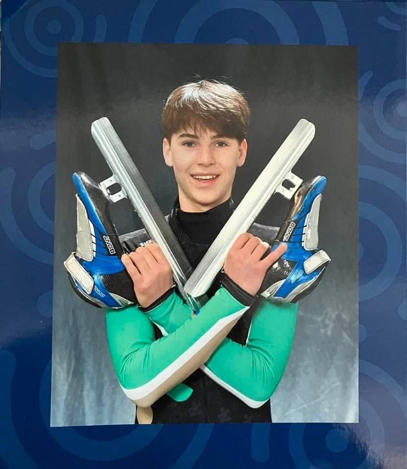 Zac qui croise ses deux patins de courte piste